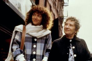 Amy Irving and Reizl Bozyk in Crossing Delancey (1988)