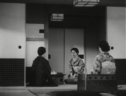 Ayako Katsuragi, Mieko Takamine, and Yoshiko Tsubouchi in The Brothers and Sisters of the Toda Family (1941)