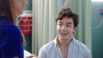 Jane Leeves and Paul Skye Lehrman in The Resident (2018)