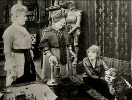 Pearl White in The New Exploits of Elaine (1915)