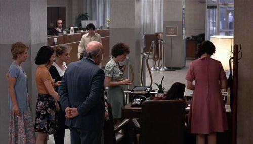 Al Pacino, John Cazale, Carol Kane, Penelope Allen, Sully Boyar, Sandra Kazan, and Marcia Jean Kurtz in Dog Day Afternoo