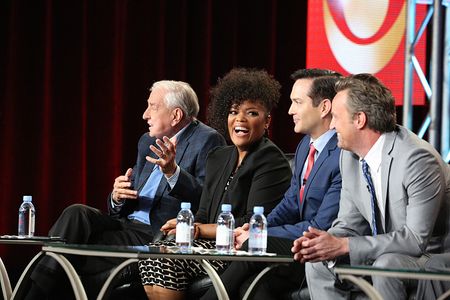 Matthew Perry, Garry Marshall, Thomas Lennon, and Yvette Nicole Brown in The Odd Couple (2015)