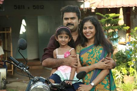 Anoop Menon and Srindaa in Munthirivallikal Thalirkkumbol (2017)