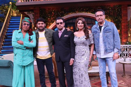 Gulshan Grover, Kiran Kumar, Archana Puran Singh, Ranjeet Bedi, and Kapil Sharma in The Kapil Sharma Show: The 