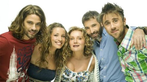 Thodoris Atheridis, Maria Kavoyianni, Apostolis Totsikas, Thanasis Tsaltabasis, and Niki Anastasiou in Piso sto spiti (2