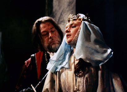 Jan Kanyza and Barbora Munzarová in Bronzová koruna (1997)