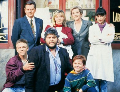 Concha Cuetos, Miguel Ángel Garzón, Julián González, Eva Isanta, Carlos Larrañaga, Maruchi León, and Caco Senante in Far
