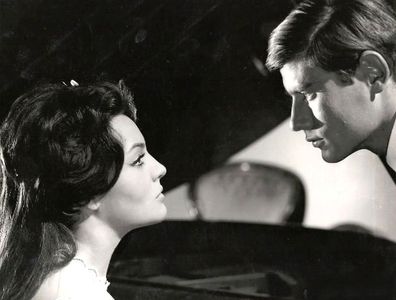 Luigi Giuliani and Sara Montiel in La reina del Chantecler (1962)