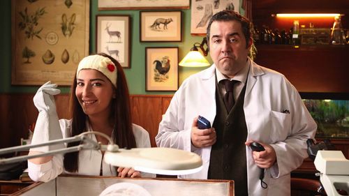 Ata Demirer and Sebnem Bozoklu in Niyazi Gül Dörtnala (2015)