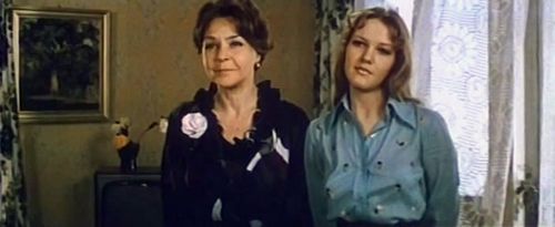 Elena Proklova and Nina Urgant in Sobstvennoe mnenie (1977)