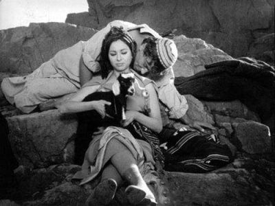 Paul Bargue and Faten Hamamah in Rimal min dhahab (1971)
