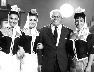 Lola Flores, Cesáreo González, Paquita Rico, and Carmen Sevilla in El balcón de la Luna (1962)