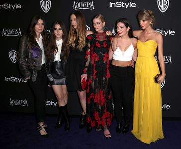 Jaime King, Taylor Swift, Lorde, Alana Haim, Danielle Haim, and Este Haim