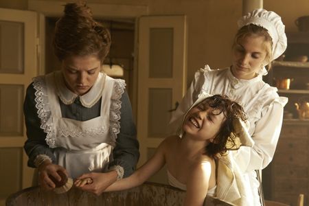 Jella Haase and Anuk Steffen in Heidi (2015)