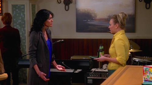 Kaley Cuoco and Morgan Hewitt in The Big Bang Theory (2007)
