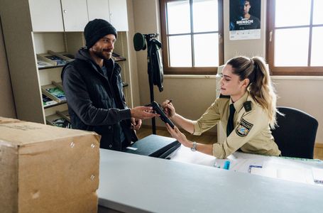 Grischa Olbrich and Mitsou Jung in Hubert ohne Staller: Ein Paket zu viel (2022)