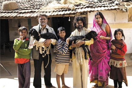 Raghuvir Yadav, Shalini Vatsa, and Onkar Das Manikpuri in Peepli Live (2010)