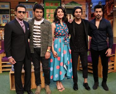 Gulshan Grover, Shruti Haasan, Gautam Gulati, Rajkummar Rao, and Kapil Sharma in The Kapil Sharma Show (2016)