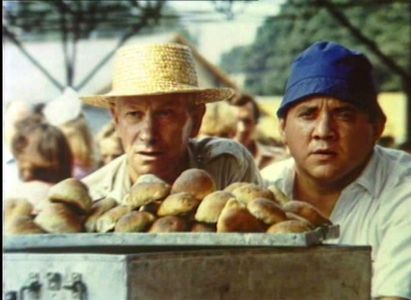 Bogdan Benyuk and Rudolf Rudin in Bravye parni (1993)