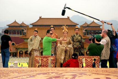 Gong Li, Yimou Zhang, Ye Liu, Jay Chou, and Junjie Qin in Curse of the Golden Flower (2006)