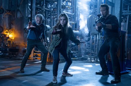 Sam Neill, Chris Pratt, and Isabella Sermon in Jurassic World: Dominion (2022)