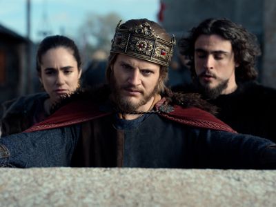 Alicia Sanz, Jaime Olías, and Pablo Álvarez in El Cid (2020)
