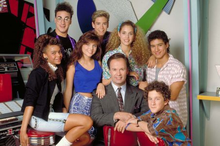 Elizabeth Berkley, Mark-Paul Gosselaar, Tiffani Thiessen, Ed Alonzo, Dustin Diamond, Dennis Haskins, Mario Lopez, and La