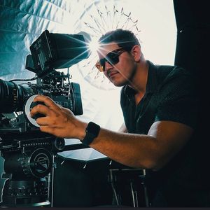 Julian DPing a Discover ad