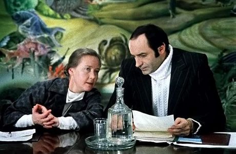 Valentin Gaft and Iya Savvina in The Garage (1980)