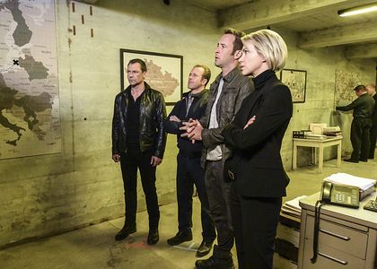 Scott Caan, Chris Vance, Alex O'Loughlin, and Julia Ubrankovics in Hawaii Five-0 (2010)