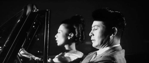 Ryô Ikebe and Mariko Kaga in Pale Flower (1964)
