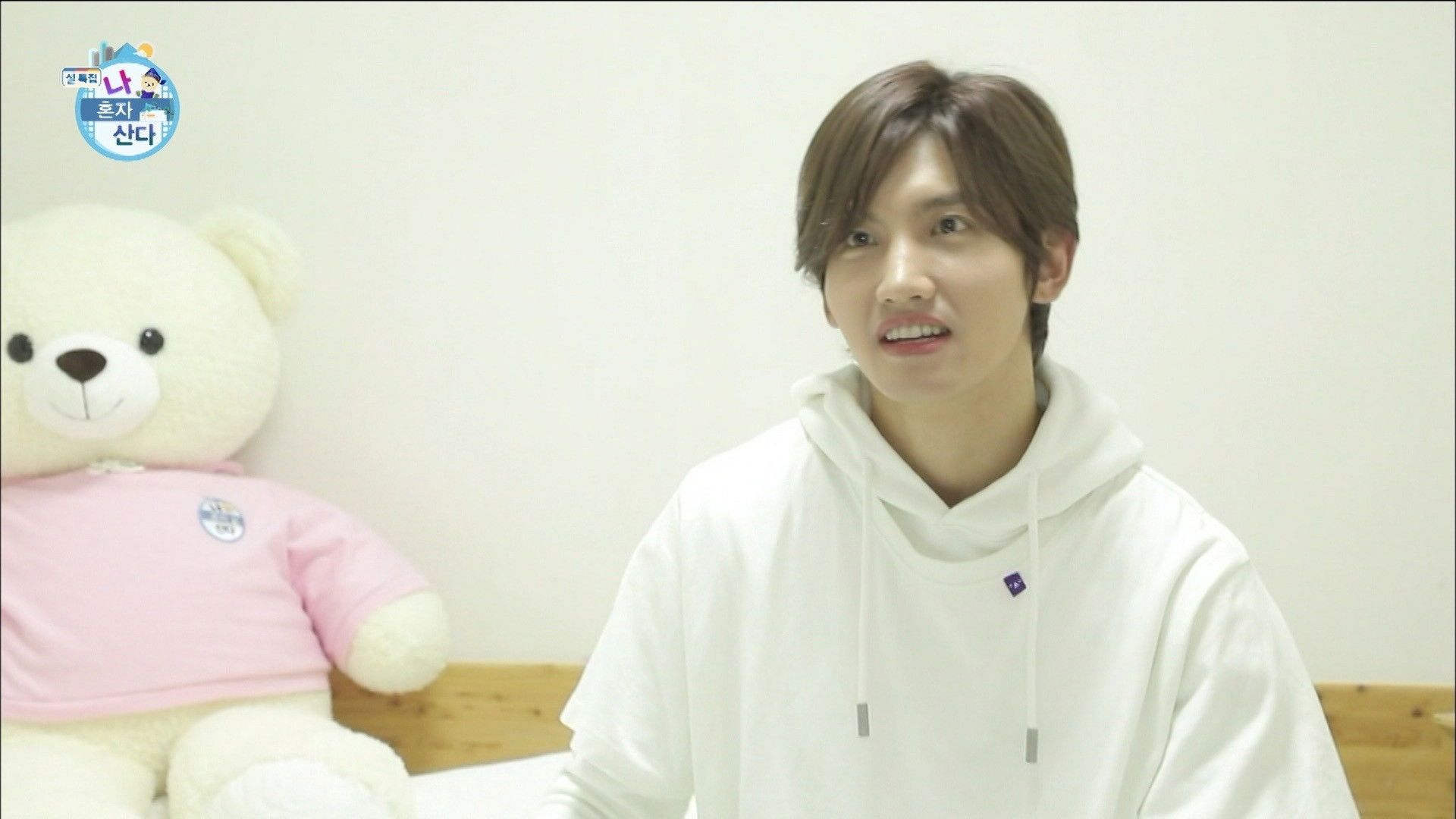 I Live Alone background