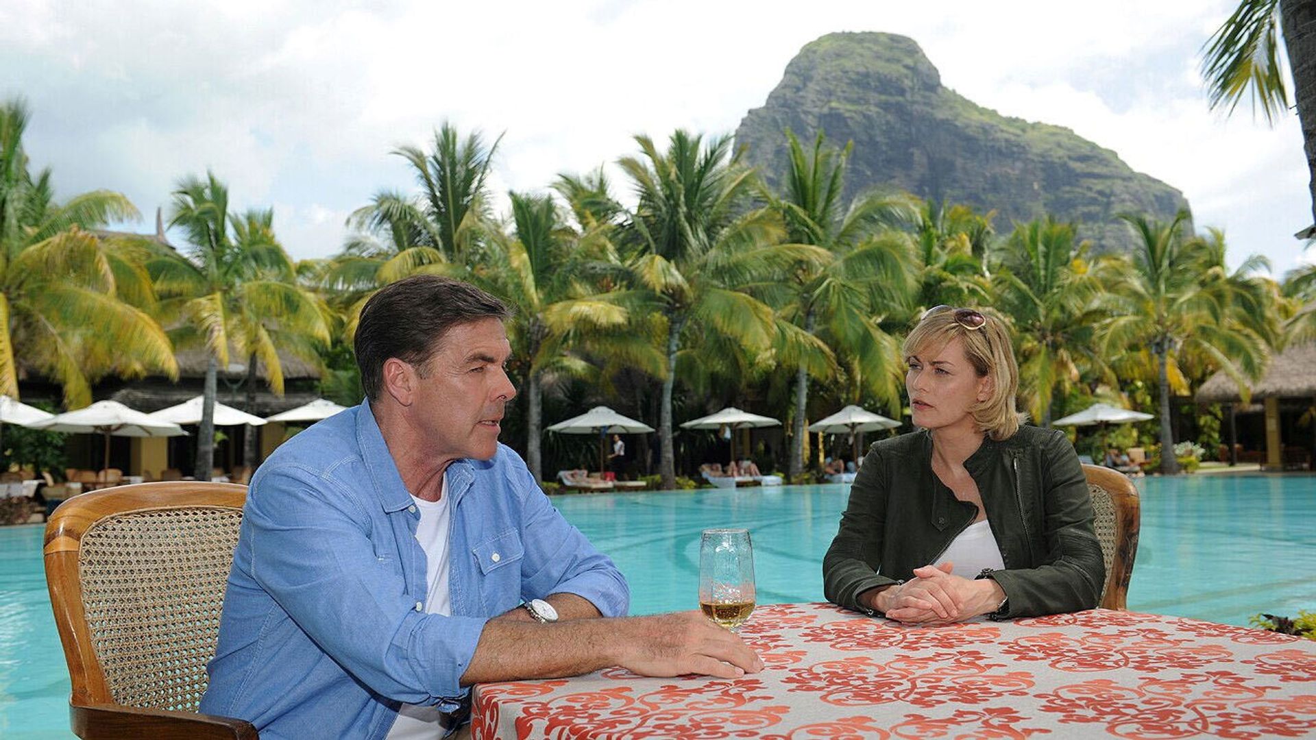 Das Traumschiff background