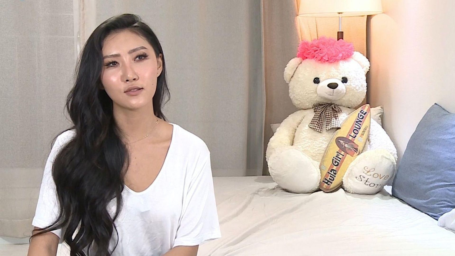 I Live Alone background