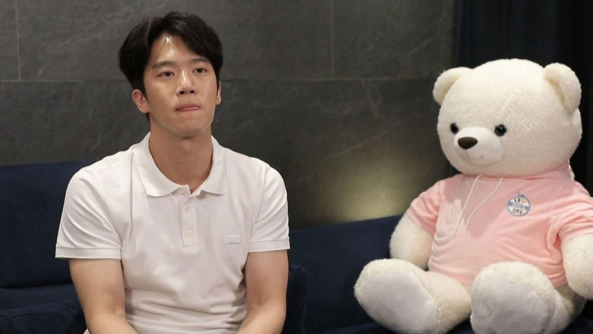 I Live Alone background