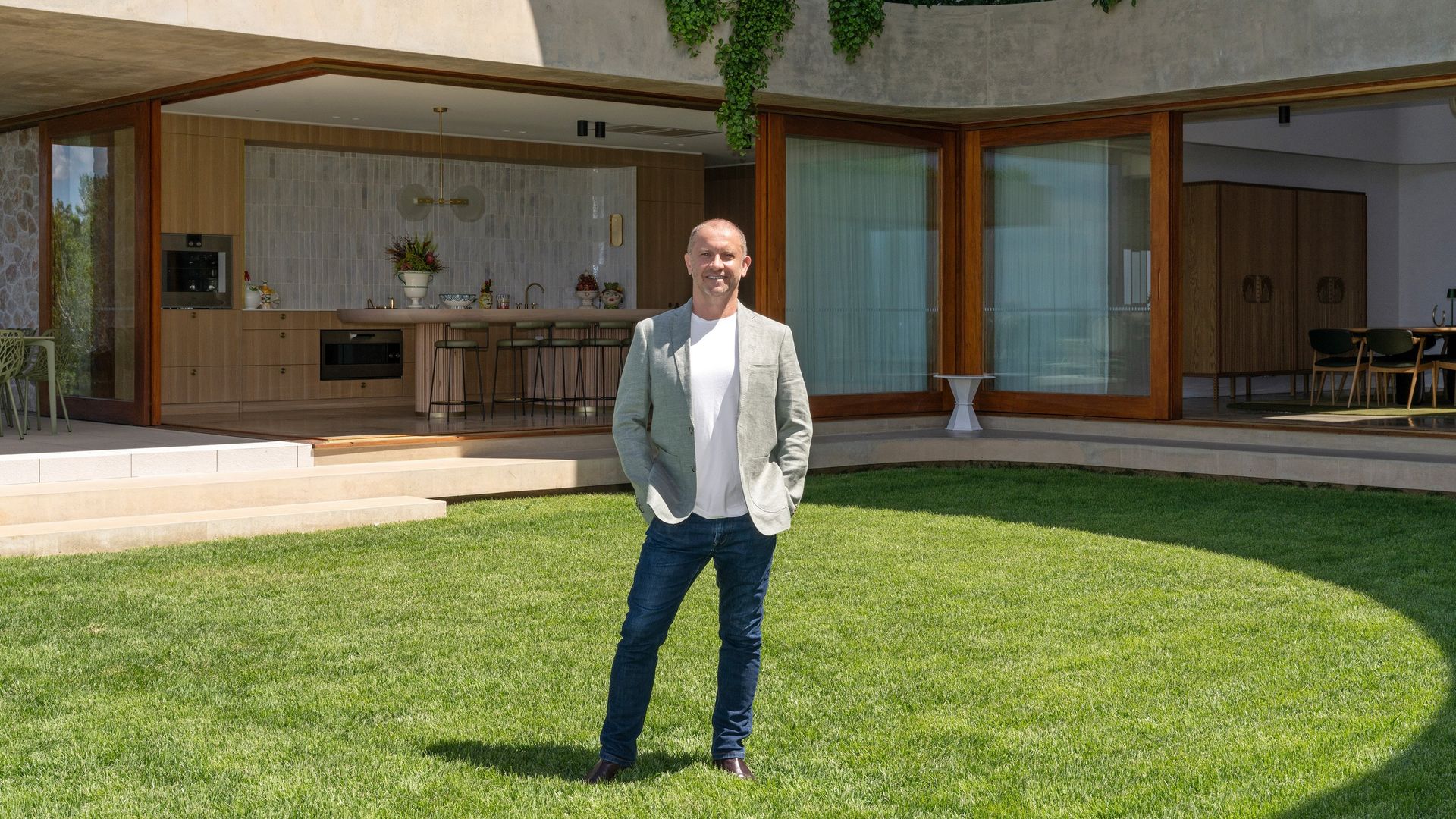 Grand Designs Australia background