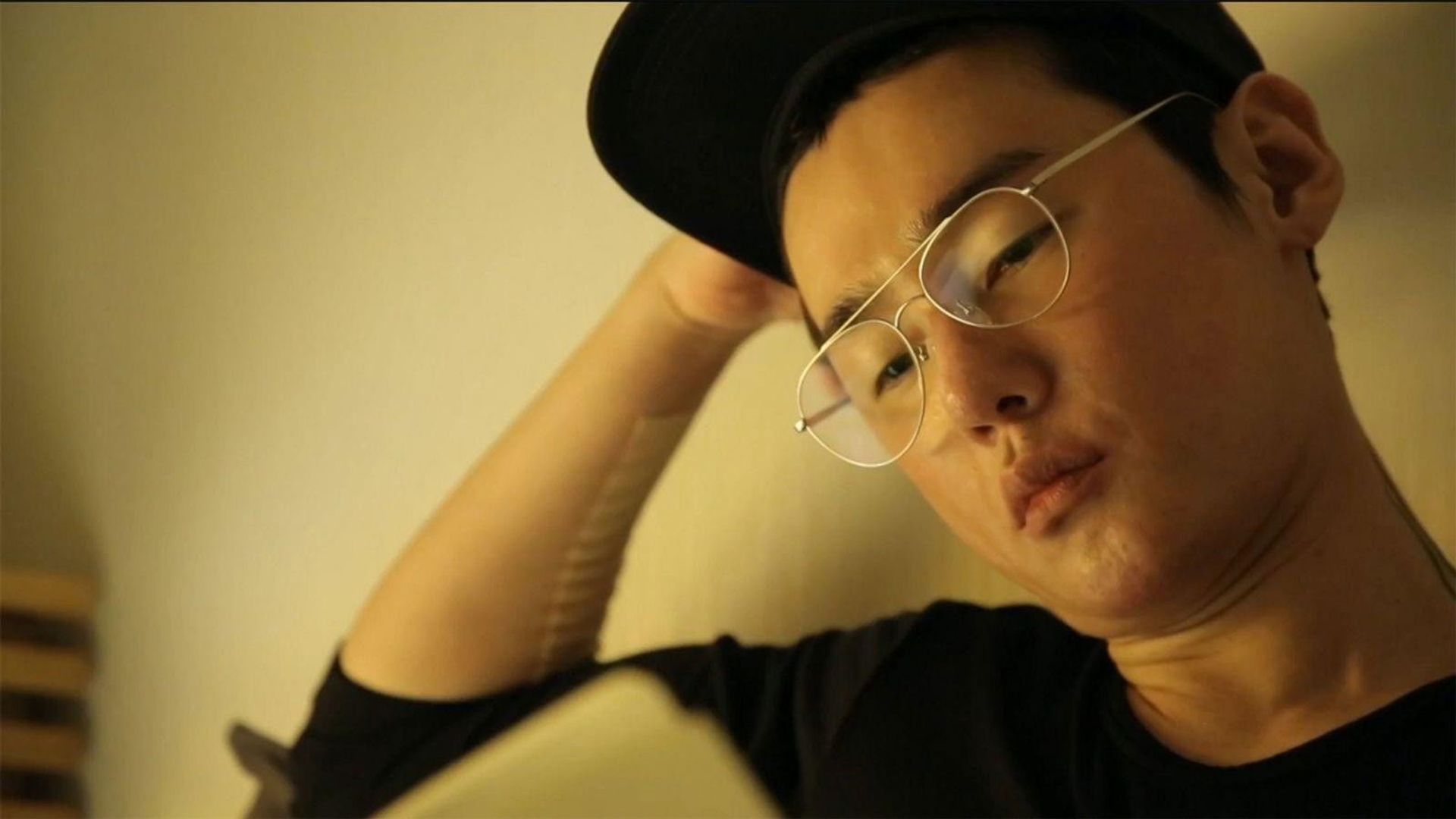 I Live Alone background