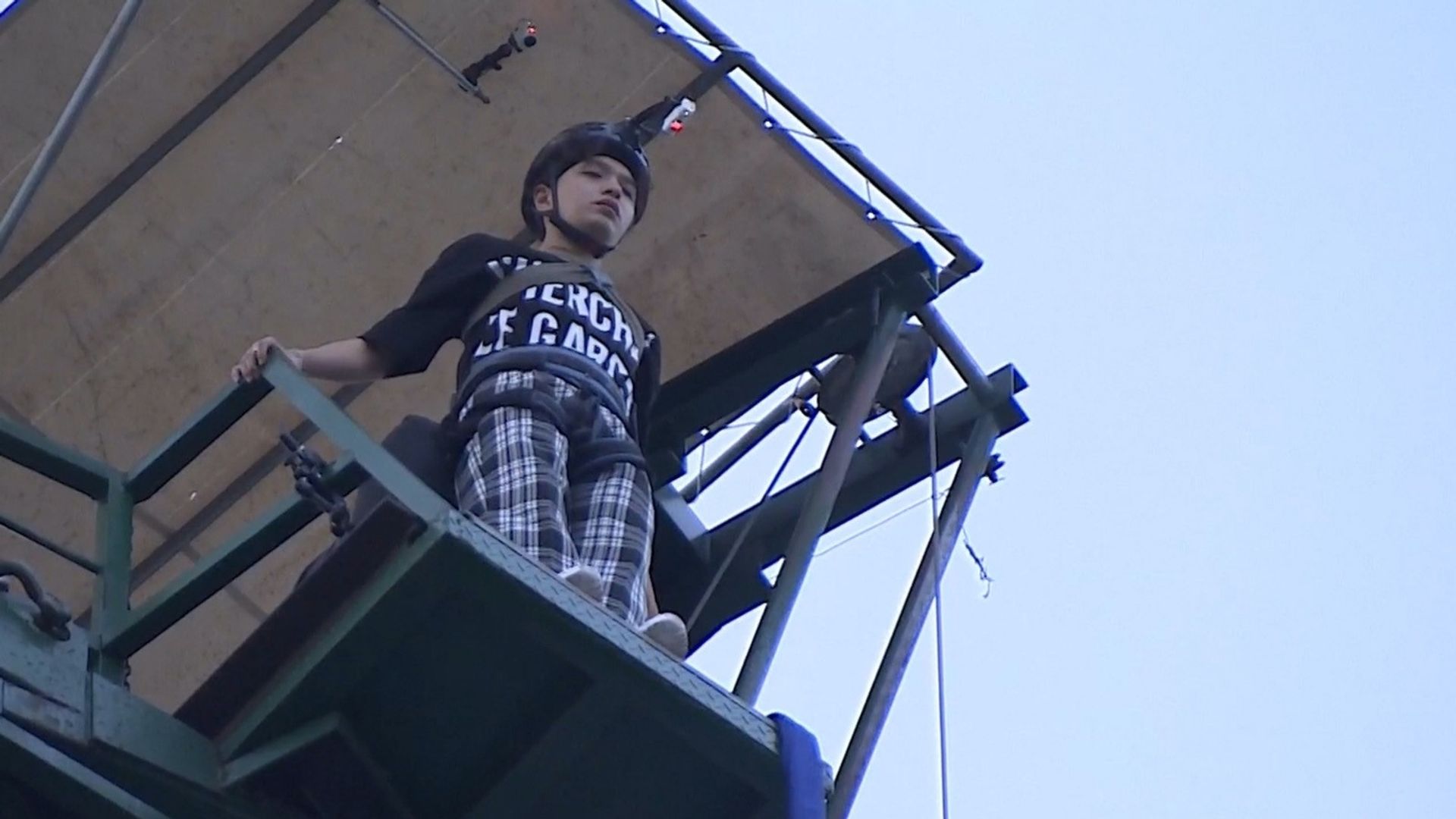 I Live Alone background