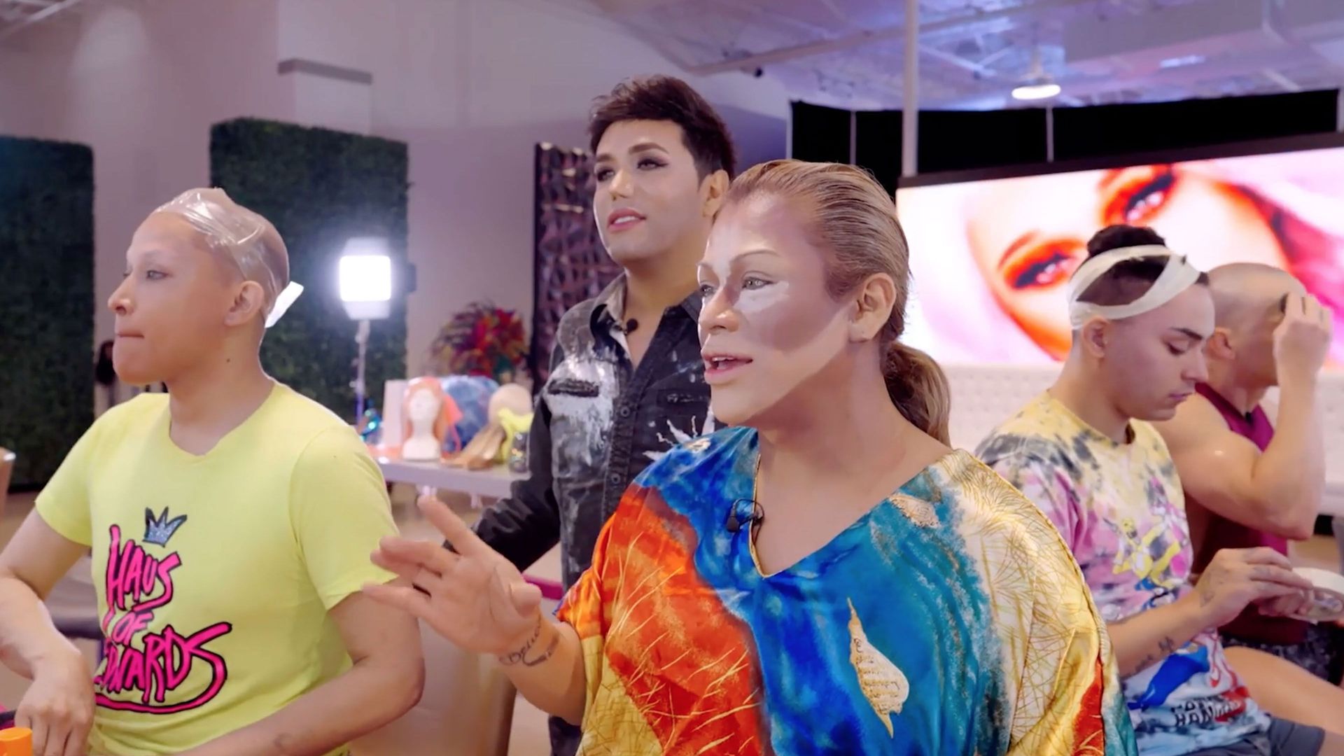 Drag Latina background