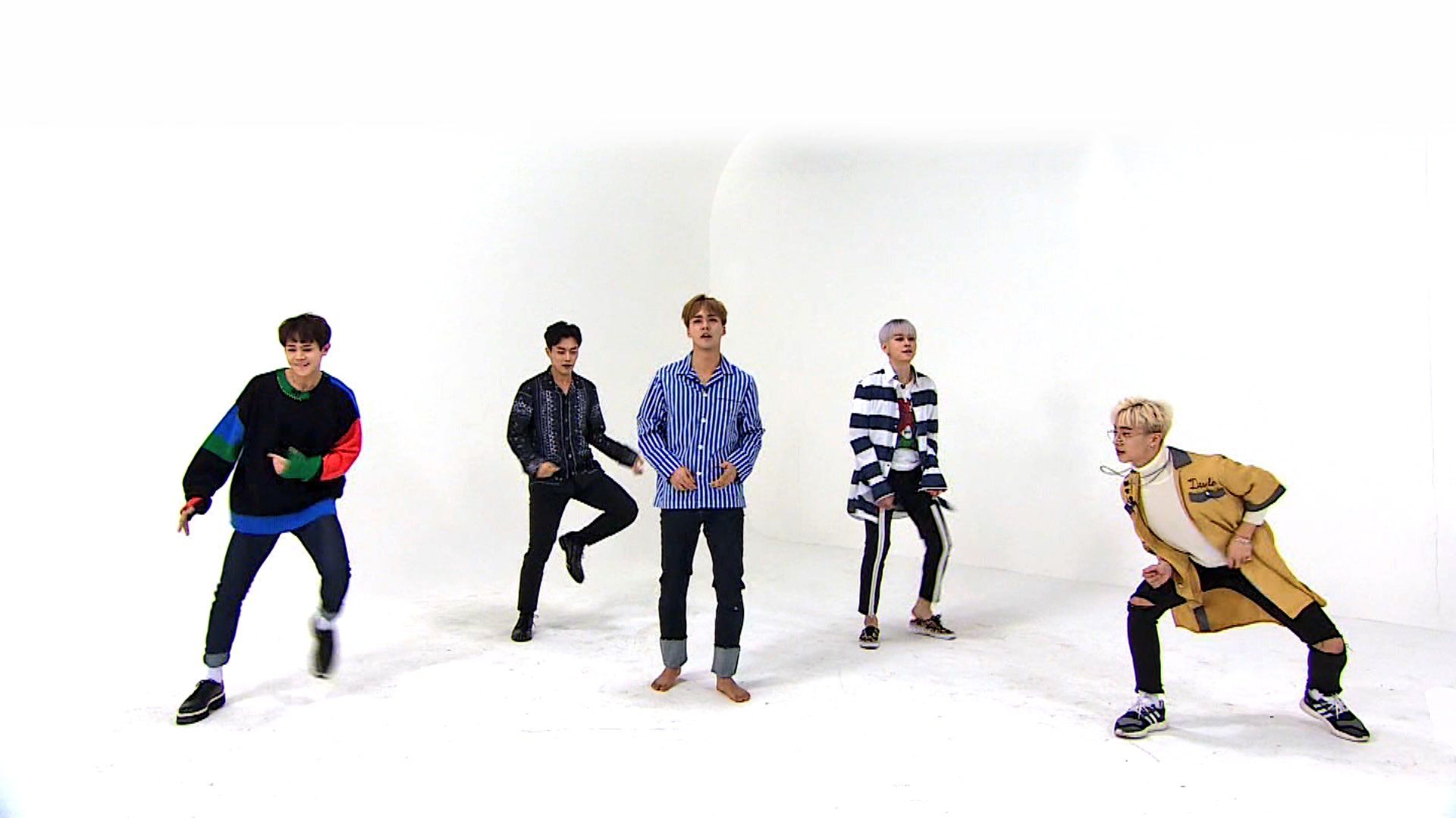 Weekly Idol background