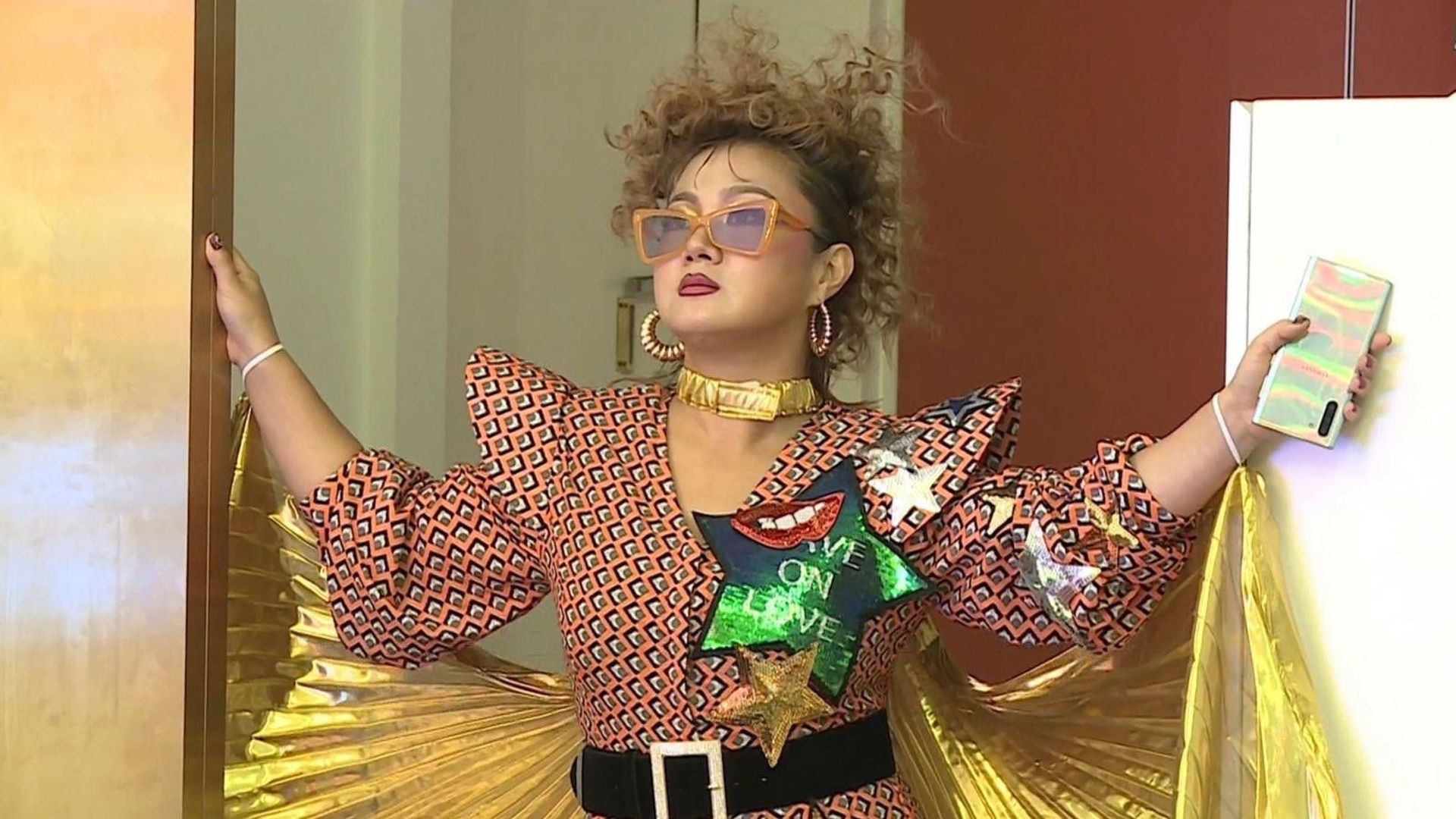 I Live Alone background