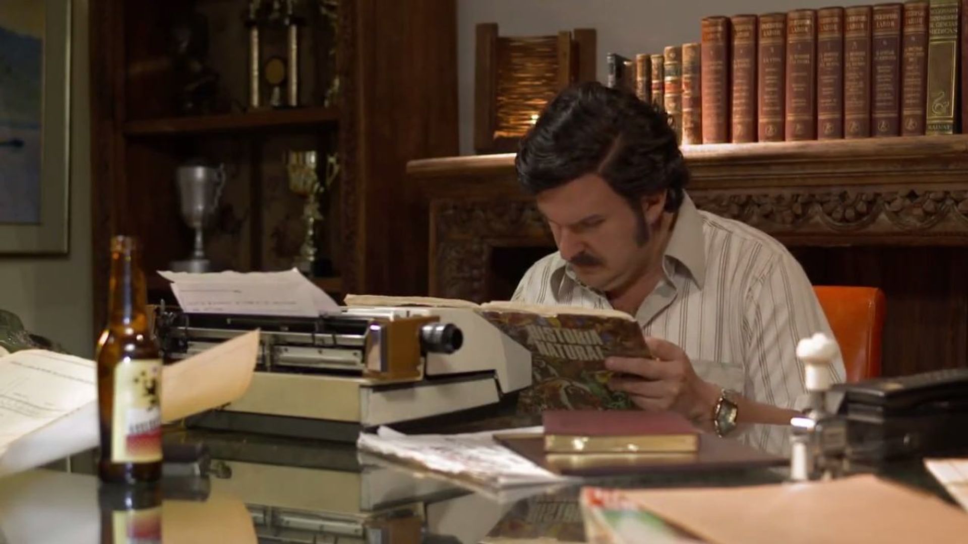 Pablo Escobar: El Patrón del Mal background