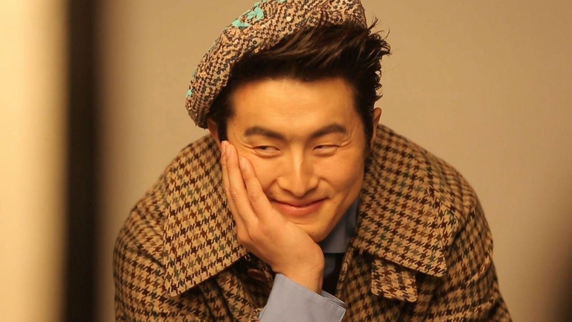 I Live Alone background