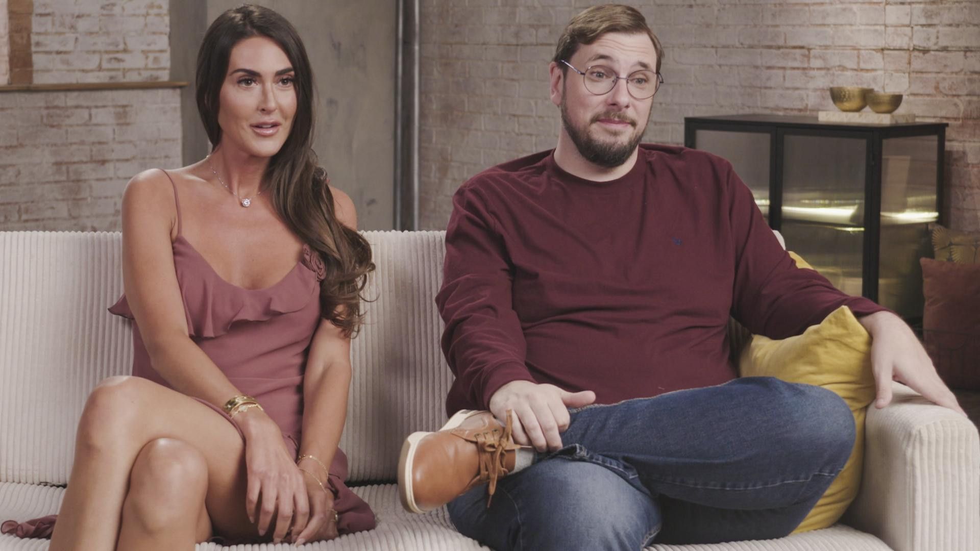 90 Day: Hunt for Love Between the Sheets background