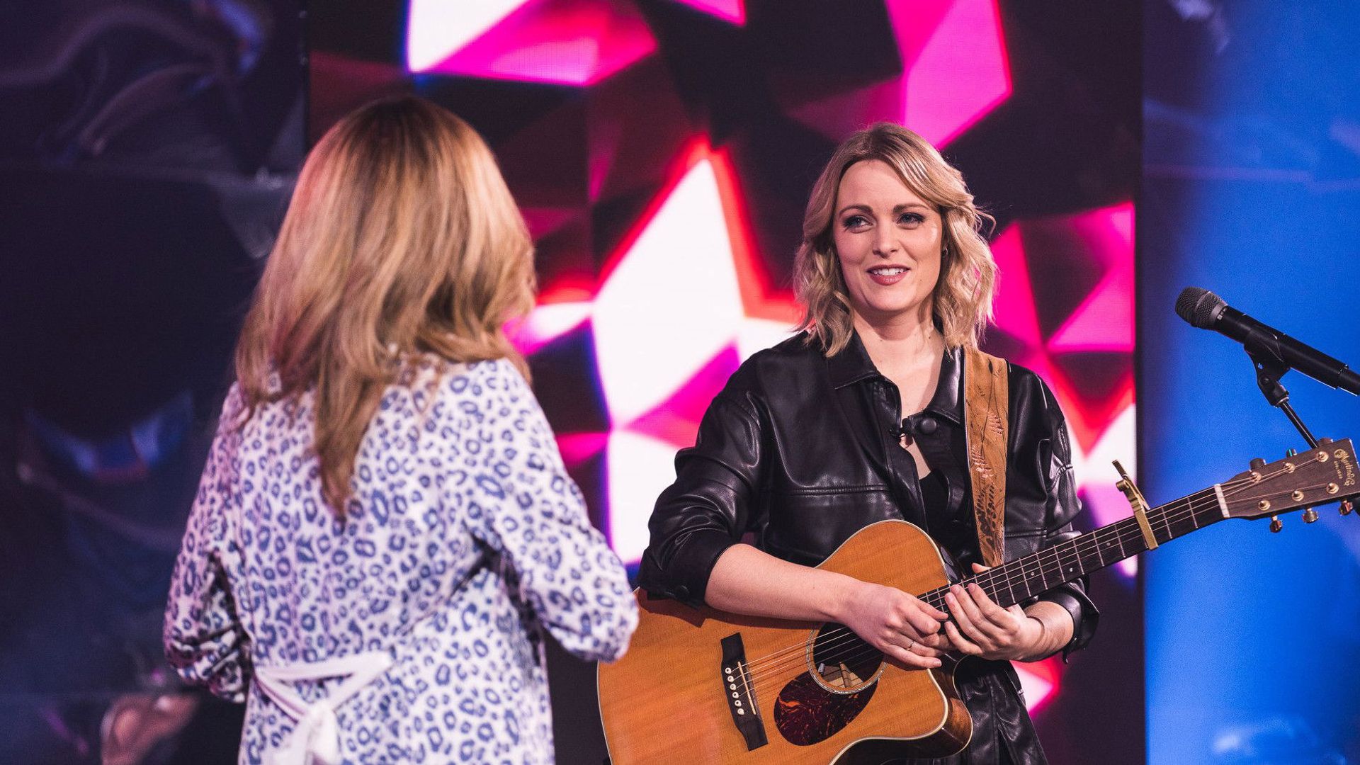 La Semaine des 4 Julie background