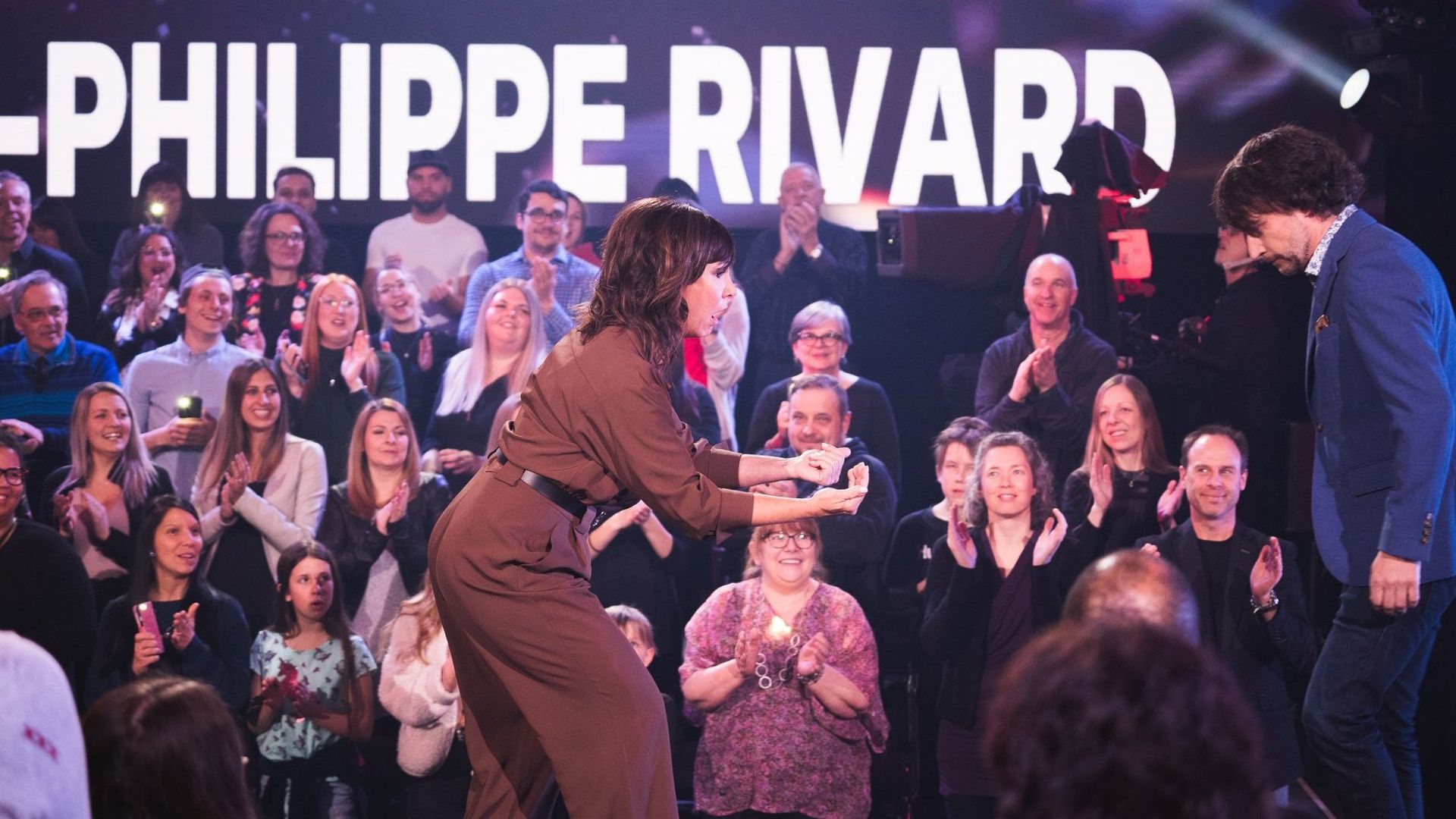 La Semaine des 4 Julie background