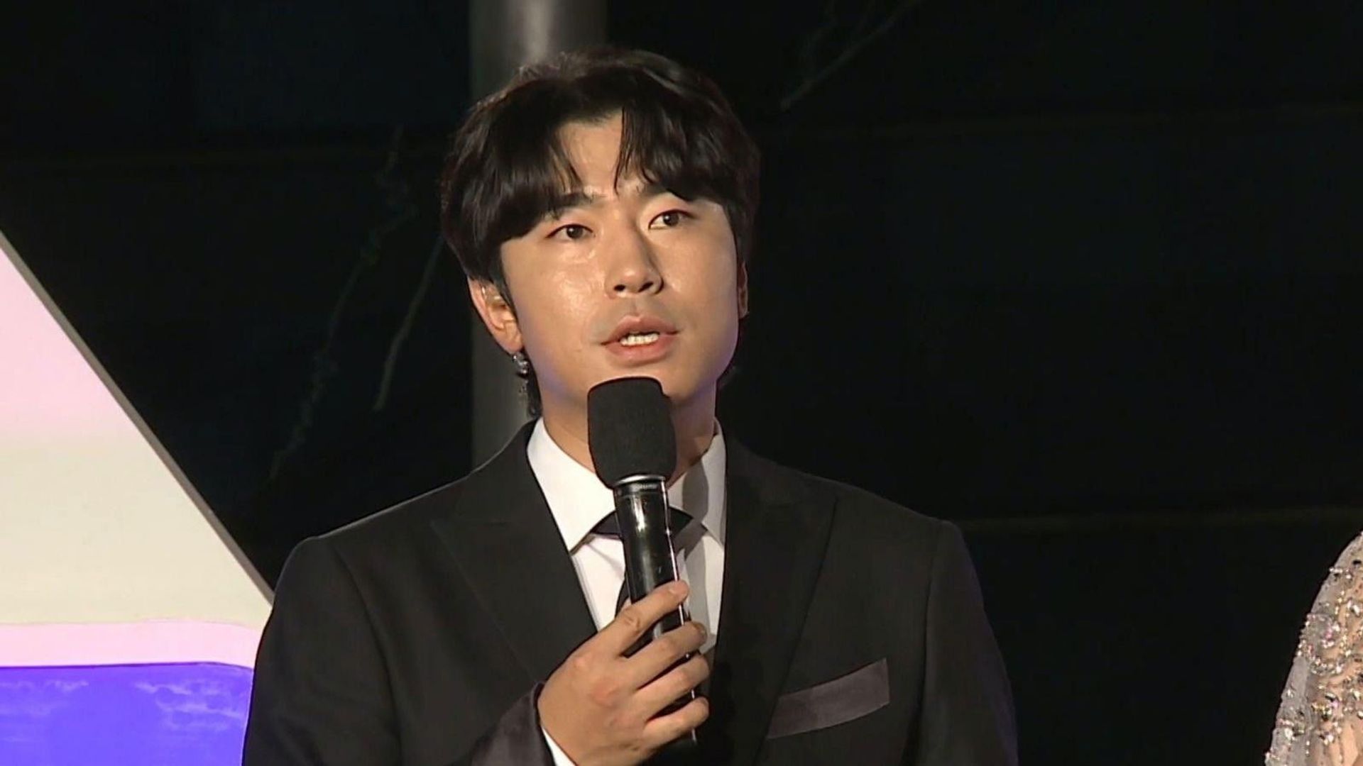 I Live Alone background