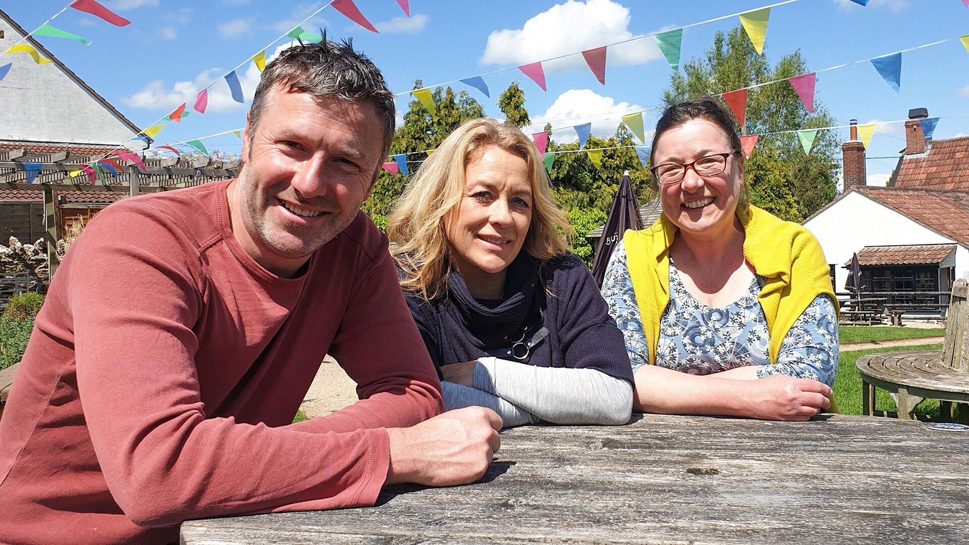 Sarah Beeny's New Life in the Country background