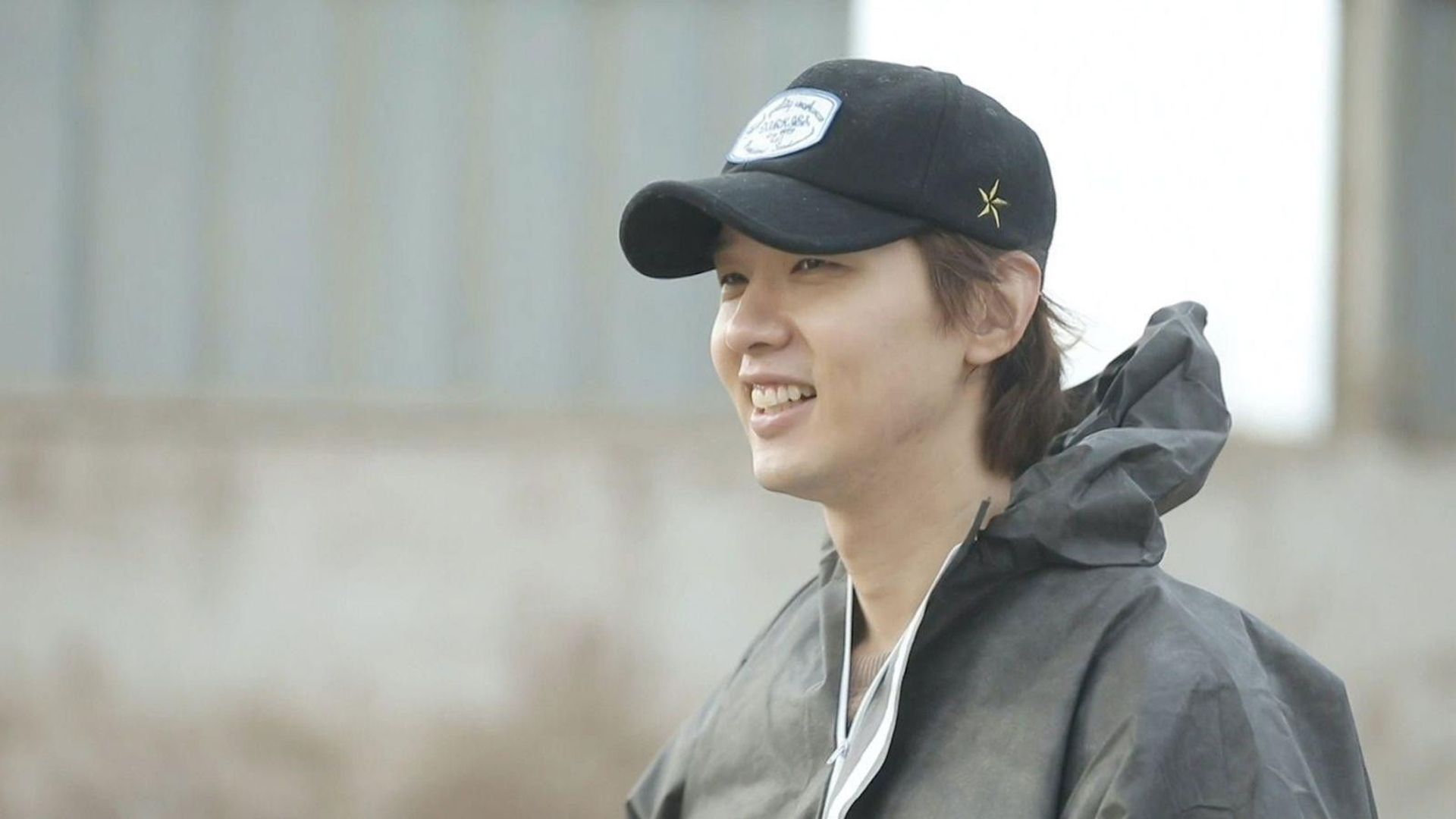 I Live Alone background