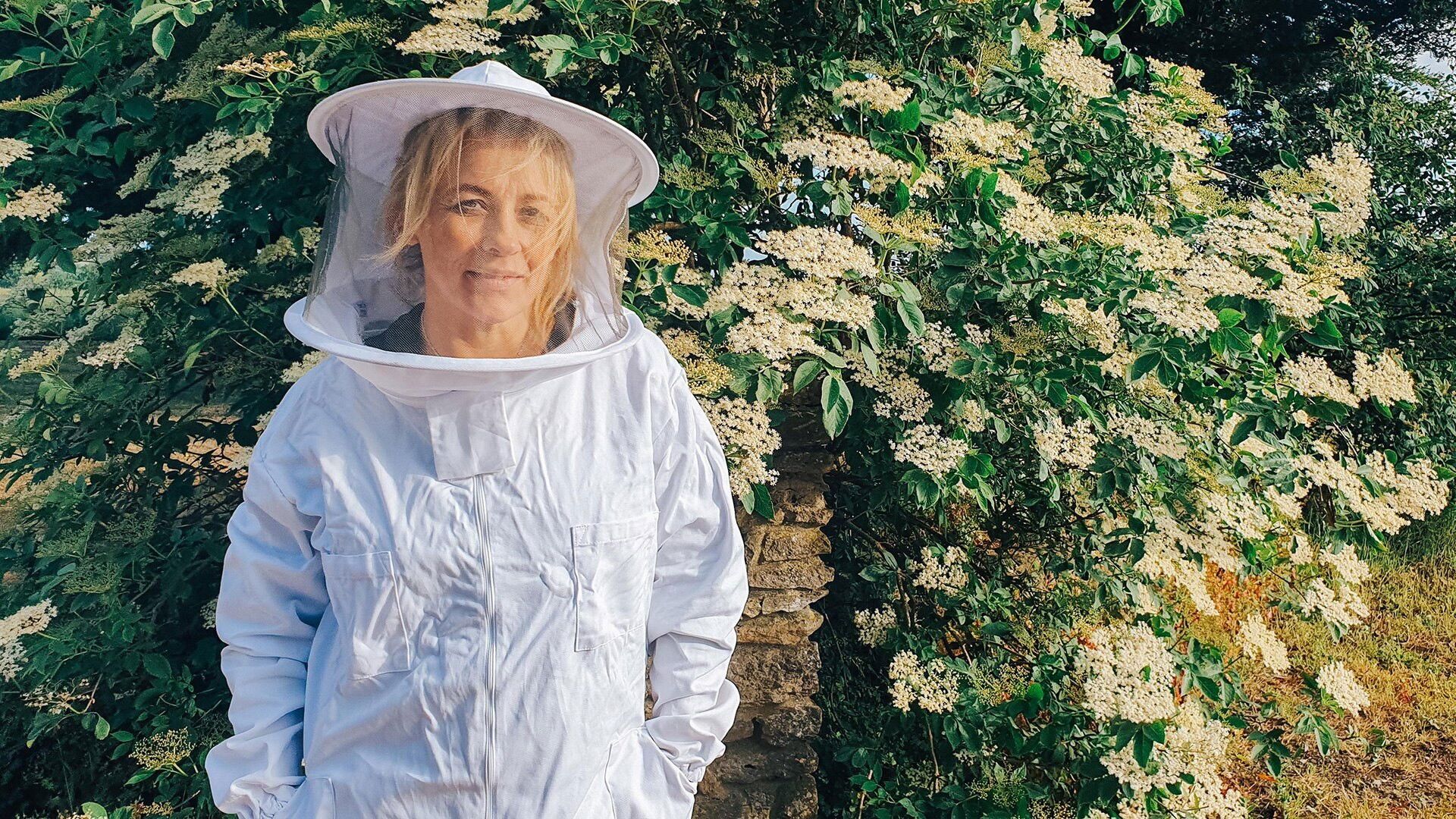 Sarah Beeny's New Life in the Country background